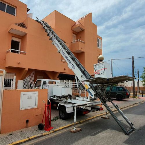 La plataforma elevadora transportando la lavadora