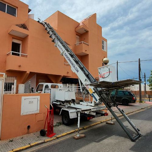 La plataforma elevadora transportando la lavadora