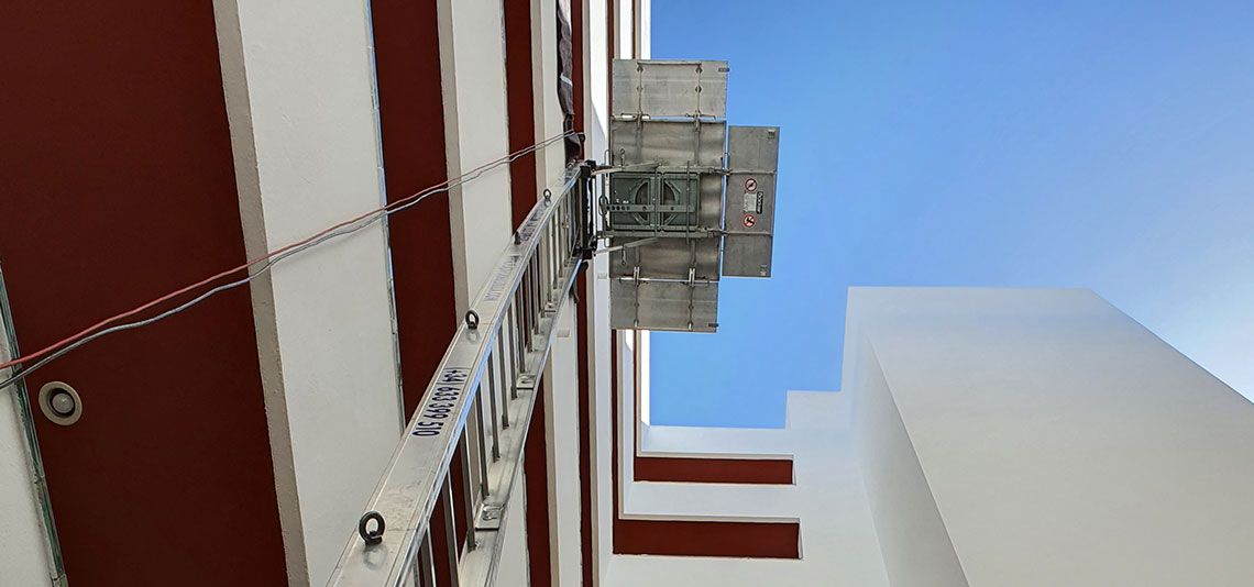 Plataforma elevadora en patio interior