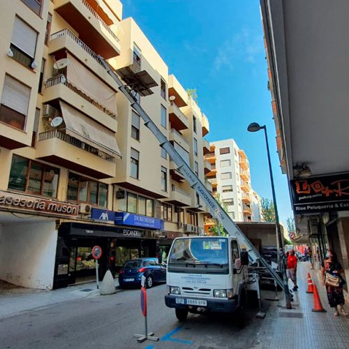 Otra perspectiva de la plataforma elevadora en la calle